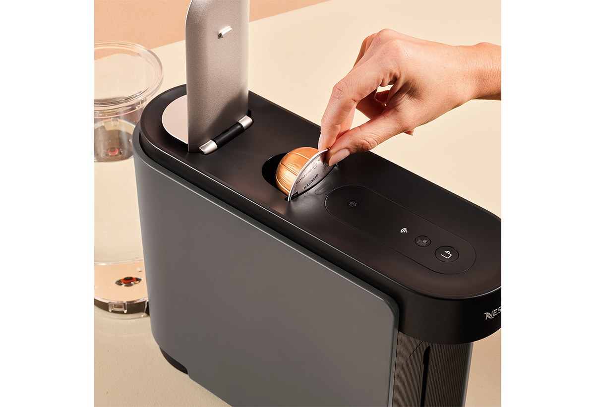 Απεικονίζεται η τοποθέτηση της κάψουλας.